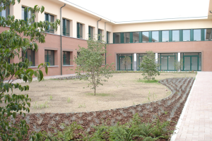 scuola media e campo sportivo