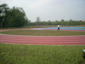 scuola media e campo sportivo