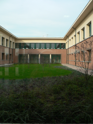 scuola media e campo sportivo