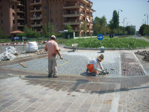 scuola media e campo sportivo