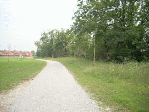 scuola media e campo sportivo