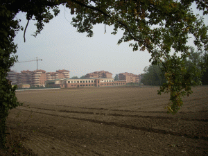 scuola media e campo sportivo