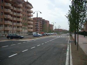 scuola media e campo sportivo