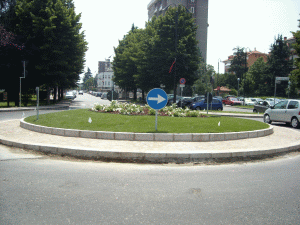 scuola media e campo sportivo